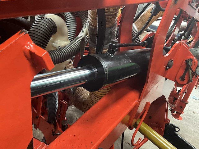 Pneumatische zaaimachine kuhn planter 2 compleet met kuhn venta - afbeelding 31 van  35