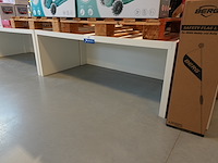 Podium – open aan beide zijden | wit