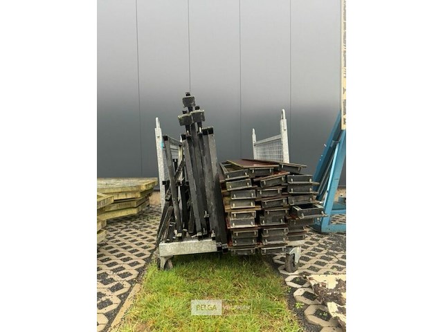 Podium - afbeelding 2 van  2