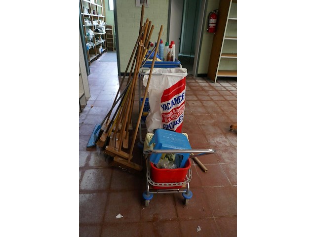 Poetswagen met dergelijken - afbeelding 3 van  3