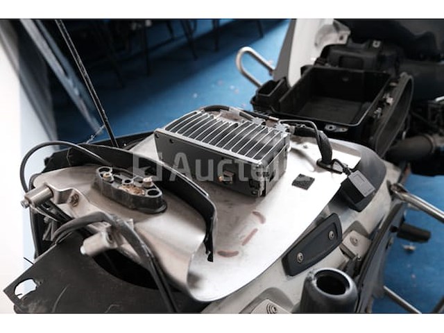 Politiemotorfiets crashte bmw r1200rt (2010-71.120 km-vin:wb1043003azw32233) - afbeelding 11 van  27