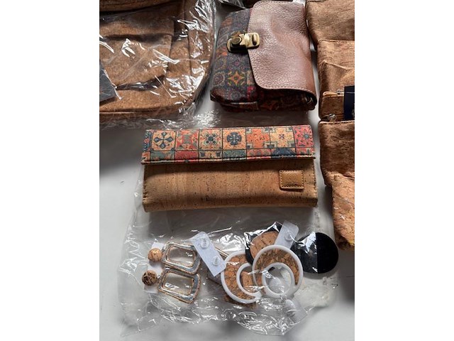 Polshorloges, handtassen, geldbeugels, .. afgewerkt in kurk - afbeelding 16 van  17