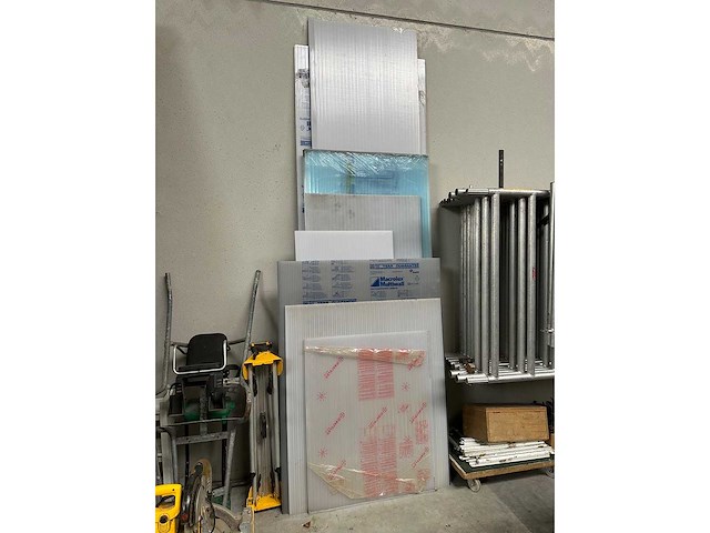 Polycarbonaatplaten restanten - various contractor materials - afbeelding 1 van  1