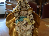 Polychroom terracota beeldje madonna met kind