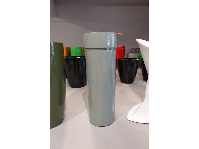 Polyester bloempot dalat met autolak - afbeelding 1 van  4
