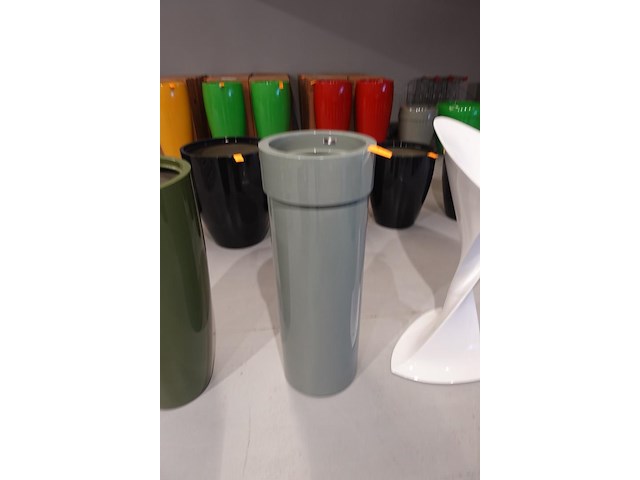 Polyester bloempot dalat met autolak - afbeelding 2 van  4