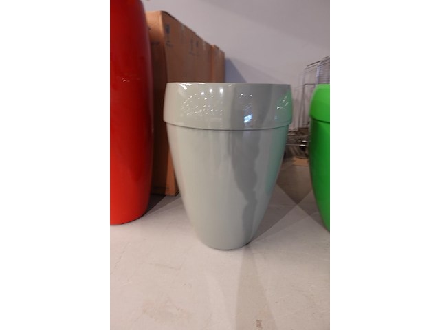 Polyester bloempot dalat met autolak - afbeelding 1 van  6