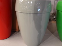 Polyester bloempot dalat met autolak - afbeelding 1 van  6