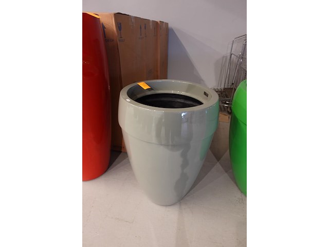 Polyester bloempot dalat met autolak - afbeelding 2 van  6