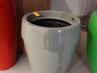 Polyester bloempot dalat met autolak - afbeelding 2 van  6