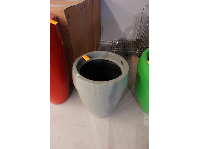 Polyester bloempot dalat met autolak - afbeelding 3 van  6