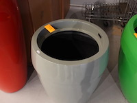 Polyester bloempot dalat met autolak - afbeelding 3 van  6