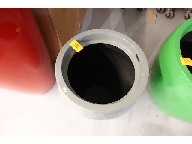 Polyester bloempot dalat met autolak - afbeelding 4 van  6