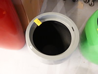 Polyester bloempot dalat met autolak - afbeelding 4 van  6