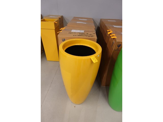 Polyester bloempot dalat met autolak - afbeelding 3 van  6