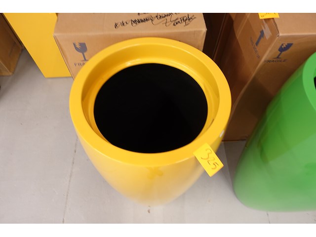 Polyester bloempot dalat met autolak - afbeelding 4 van  6