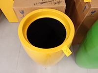 Polyester bloempot dalat met autolak - afbeelding 4 van  6