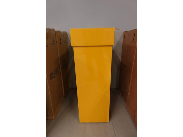 Polyester bloempot dalat met autolak - afbeelding 1 van  6