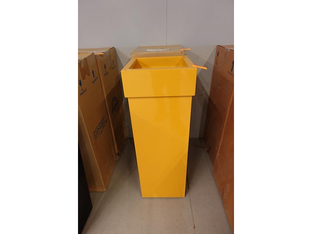 Polyester bloempot dalat met autolak - afbeelding 2 van  6