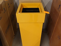 Polyester bloempot dalat met autolak - afbeelding 3 van  6