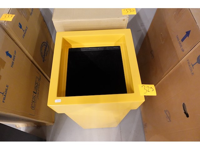 Polyester bloempot dalat met autolak - afbeelding 4 van  6