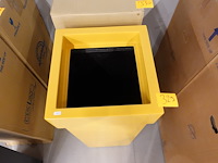 Polyester bloempot dalat met autolak - afbeelding 4 van  6