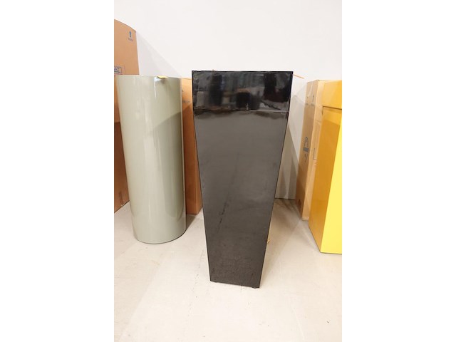 Polyester bloempot dalat met autolak - afbeelding 1 van  6