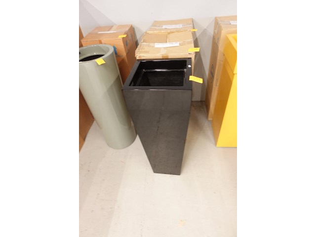 Polyester bloempot dalat met autolak - afbeelding 3 van  6