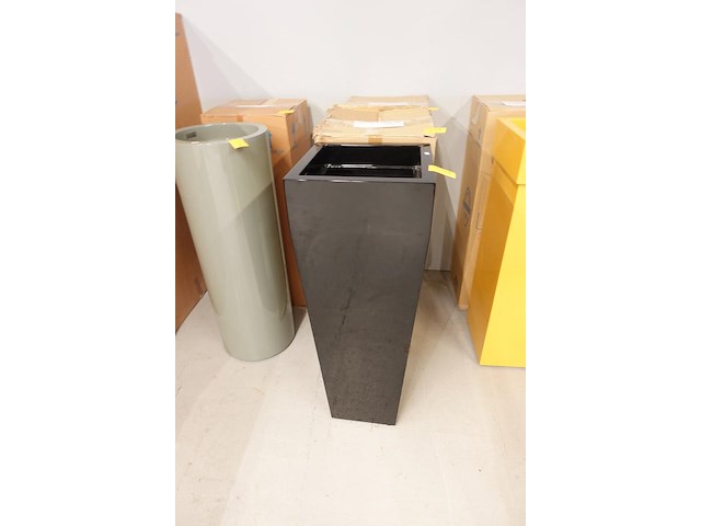 Polyester bloempot dalat met autolak - afbeelding 2 van  6