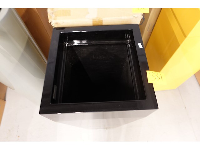 Polyester bloempot dalat met autolak - afbeelding 4 van  6