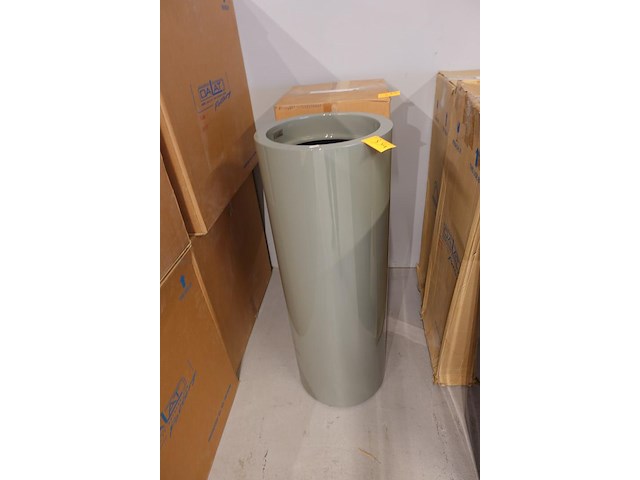 Polyester bloempot dalat met autolak - afbeelding 2 van  6