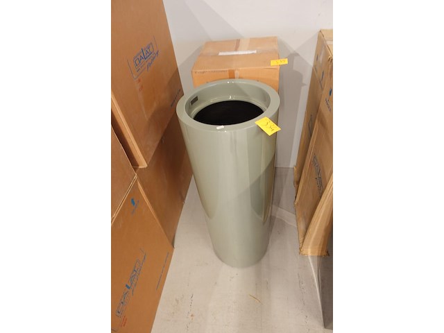 Polyester bloempot dalat met autolak - afbeelding 3 van  6