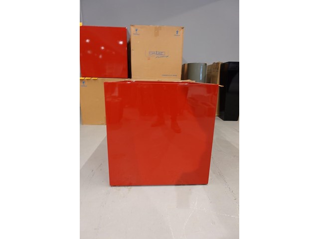 Polyester bloempot dalat met autolak - afbeelding 1 van  6