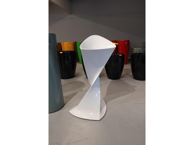 Polyester bloempot met autolak - afbeelding 1 van  6