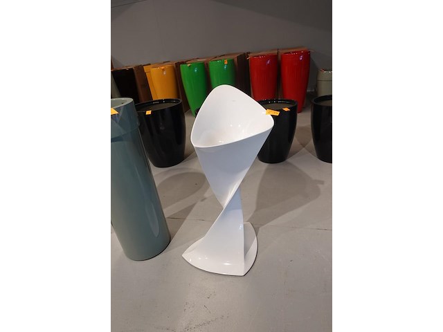 Polyester bloempot met autolak - afbeelding 2 van  6