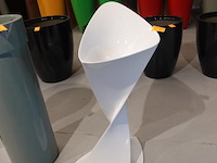 Polyester bloempot met autolak - afbeelding 2 van  6