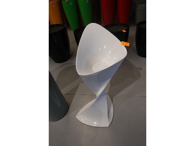 Polyester bloempot met autolak - afbeelding 5 van  6