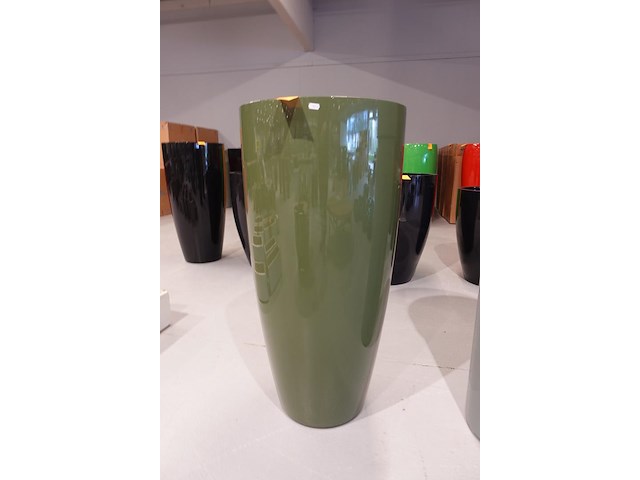 Polyester bloempot met autolak - afbeelding 1 van  4