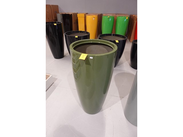 Polyester bloempot met autolak - afbeelding 2 van  4