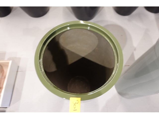 Polyester bloempot met autolak - afbeelding 3 van  4