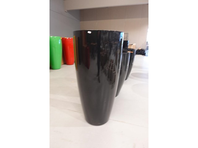 Polyester bloempot met autolak - afbeelding 1 van  4