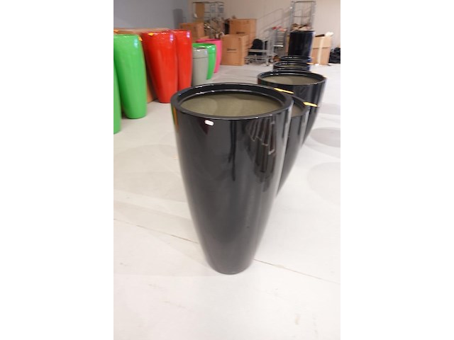 Polyester bloempot met autolak - afbeelding 2 van  4