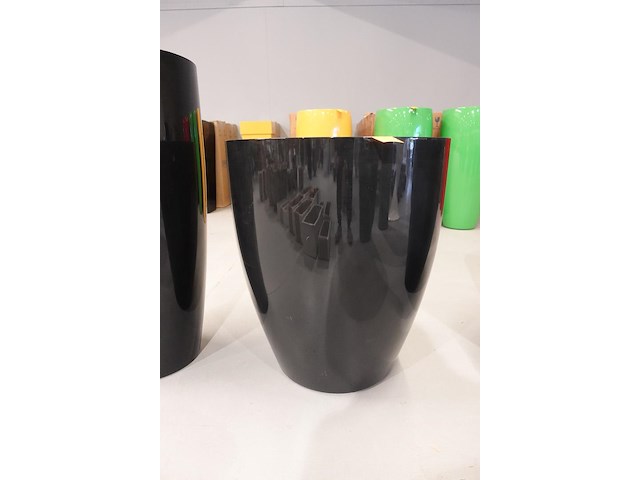 Polyester bloempot met autolak - afbeelding 1 van  5