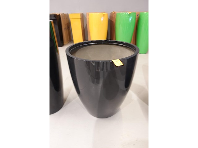 Polyester bloempot met autolak - afbeelding 2 van  5
