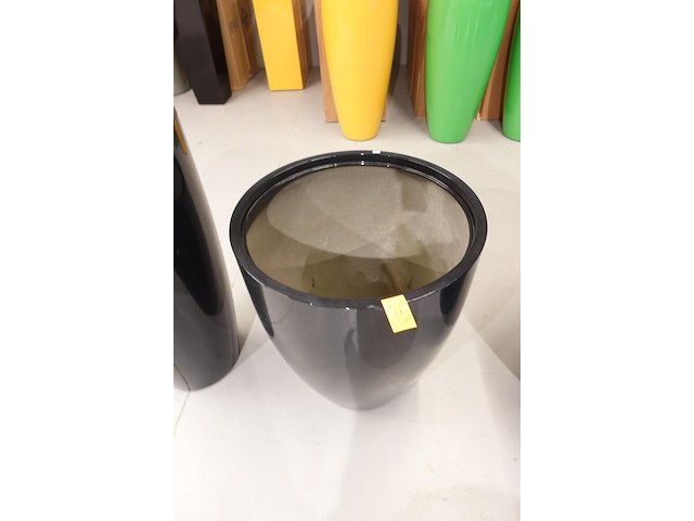 Polyester bloempot met autolak - afbeelding 3 van  5