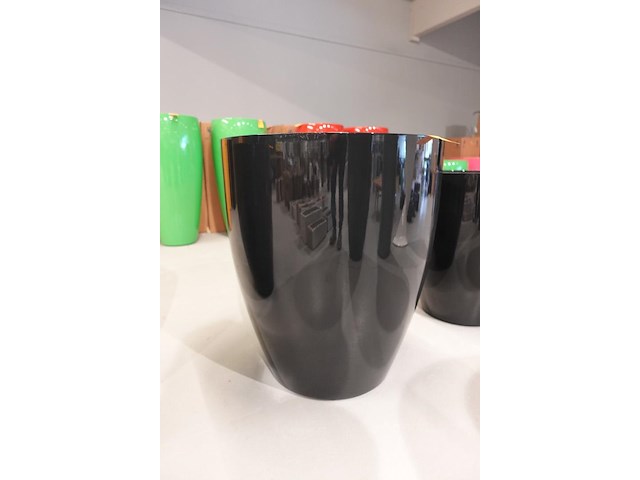 Polyester bloempot met autolak - afbeelding 1 van  4