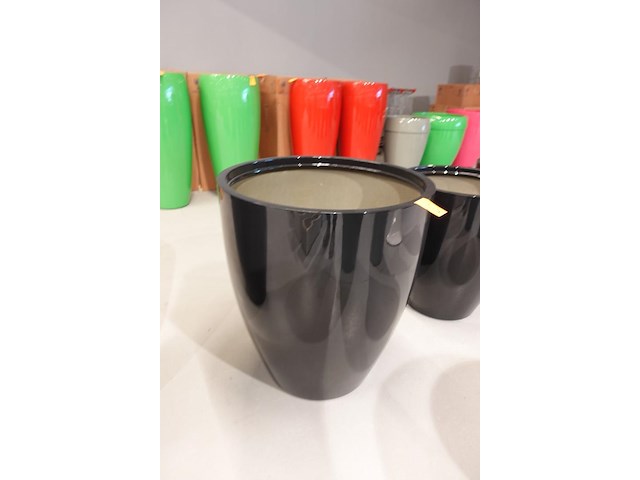 Polyester bloempot met autolak - afbeelding 2 van  4