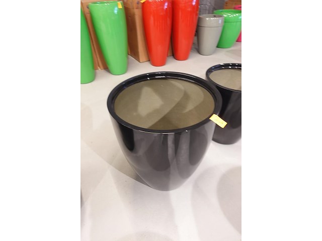 Polyester bloempot met autolak - afbeelding 3 van  4