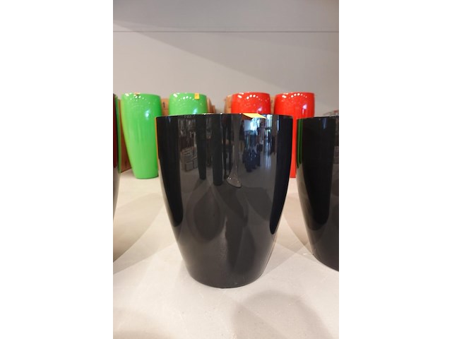Polyester bloempot met autolak - afbeelding 1 van  5