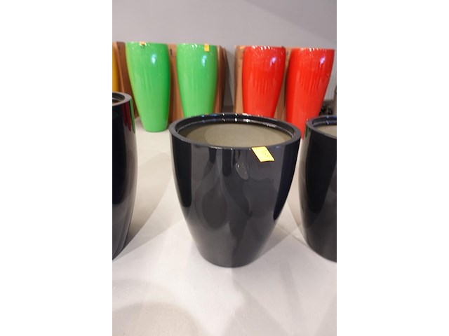 Polyester bloempot met autolak - afbeelding 2 van  5